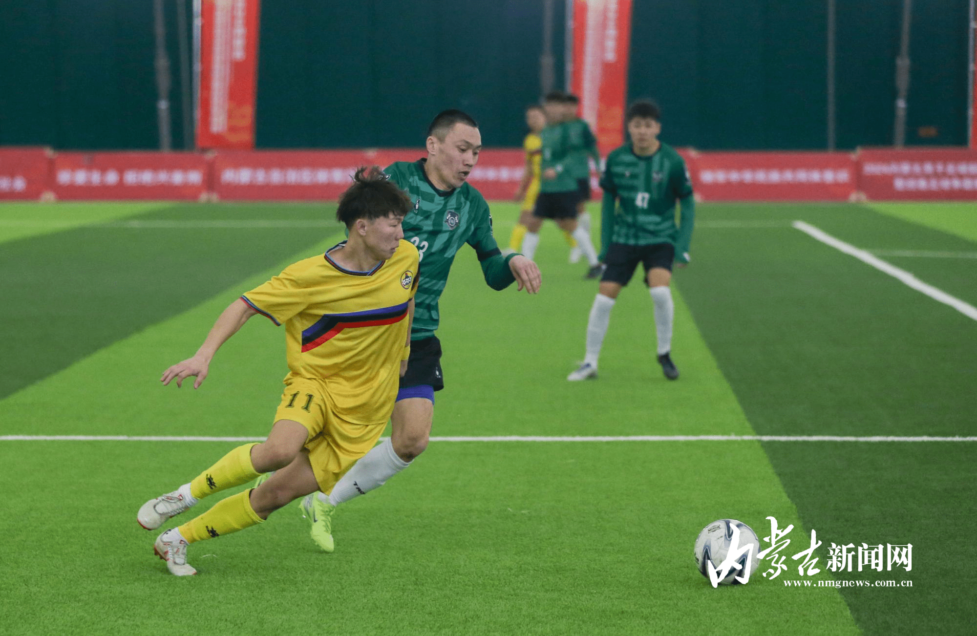 足球强队进行激烈的角逐比赛